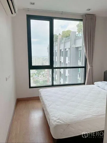公寓 出租在Watthana, Bangkok - 卧室设大窗，可观城市景观，近BTS On Nut。