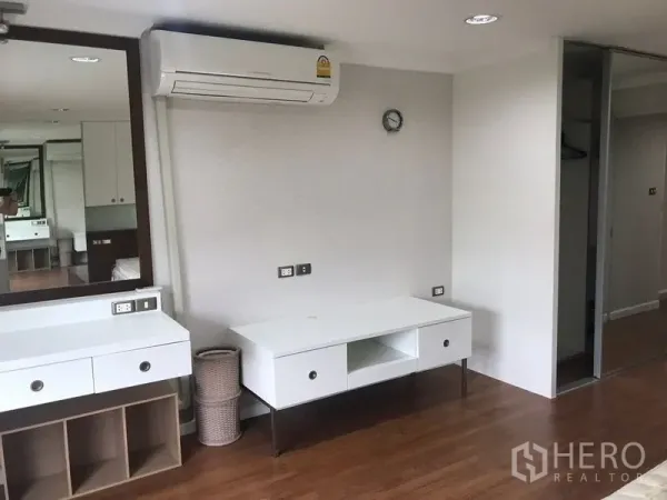 คอนโด ขายในWatthana, Bangkok - มุมห้องนอนพร้อมโต๊ะเครื่องแป้ง ตู้วางทีวี และแอร์