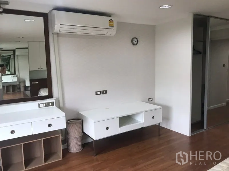 คอนโด ขายในWatthana, Bangkok - มุมห้องนอนพร้อมโต๊ะเครื่องแป้ง ตู้วางทีวี และแอร์