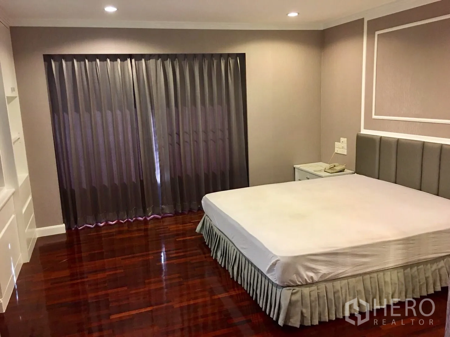 คอนโด ให้เช่าในWatthana, Bangkok - ห้องนอนที่สอง พร้อมหัวเตียงบุ ผ้าม่านทึบ แสงไฟดาวน์ไลท์ พื้นไม้