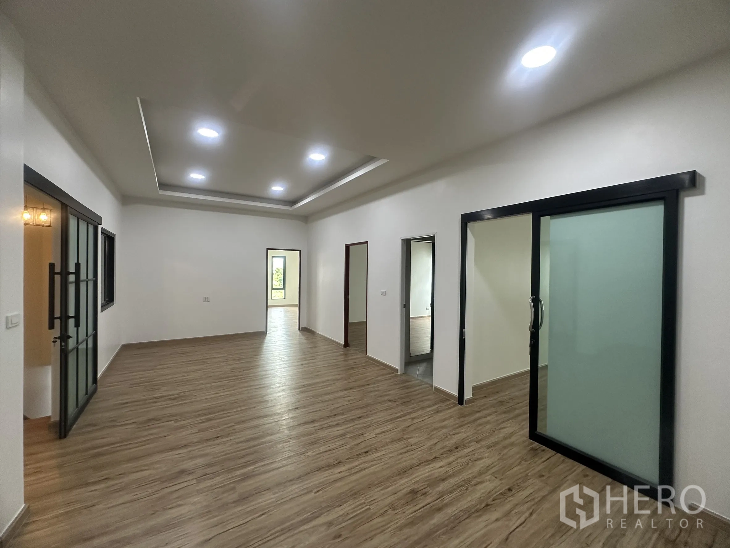 货栈 出售在Khlong Luang, Pathum Thani - 办公室走廊，嵌灯、木地板与磨砂推拉玻璃门。