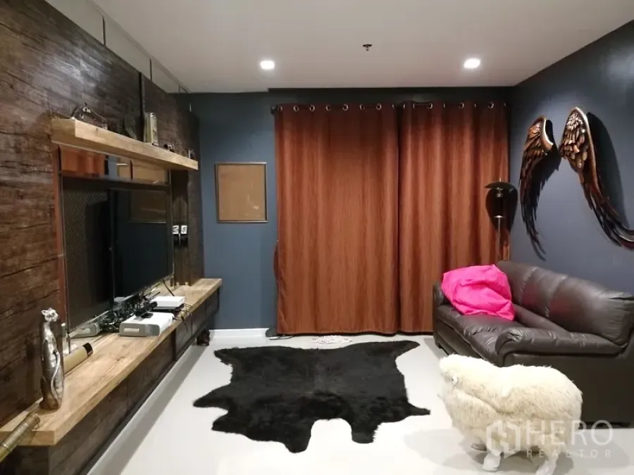 公寓 出租或出售在Bang Kho Laem, Bangkok - 现代客厅，电视墙、皮沙发、遮光窗帘和地毯。