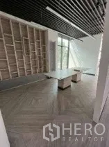 办公空间 出租在Khlong Toei, Bangkok - 会议区带内置书架、长桌与落地窗。