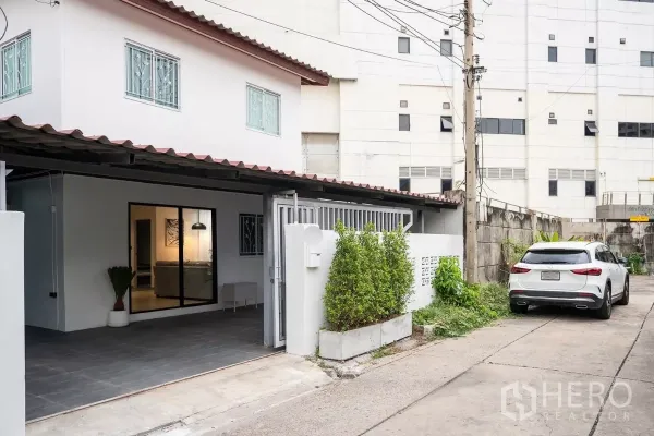 บ้าน ให้เช่าในHuai Khwang, Bangkok - ทำเลปลายซอยเงียบสงบ มีพื้นที่จอดรถหน้าบ้าน