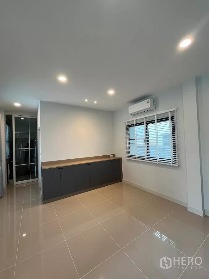 Detached House for rent or sale in Bang Phli, Samut Prakan - Multi-purpose room featuring built-in low cabinets, recessed lighting, and window blinds.