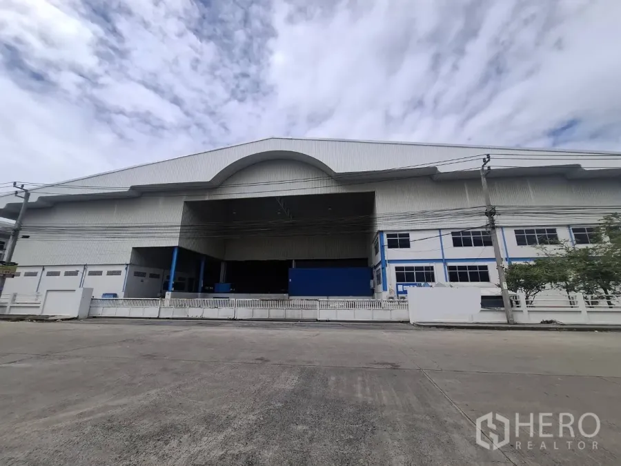 工厂 出租在Khlong Toei, Bangkok - 街景视角的大型独栋工厂外立面，拱形屋顶与装卸月台。