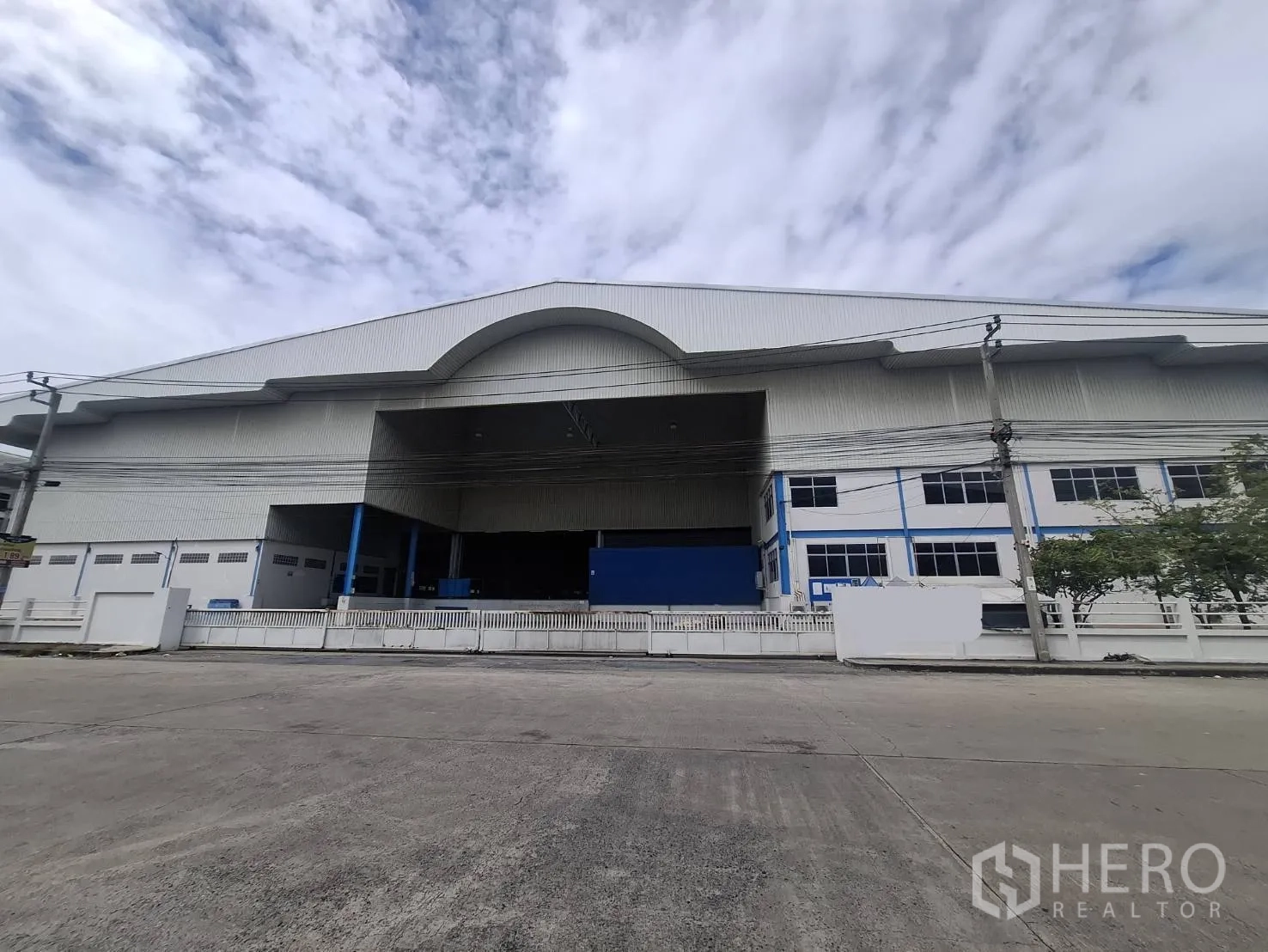 工厂 出租在Khlong Toei, Bangkok - 街景视角的大型独栋工厂外立面，拱形屋顶与装卸月台。