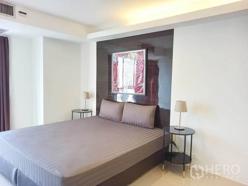 Condominium for rent in Khlong Toei, Bangkok - Master bedroom with dark feature wall, queen bed and twin bedside tables.