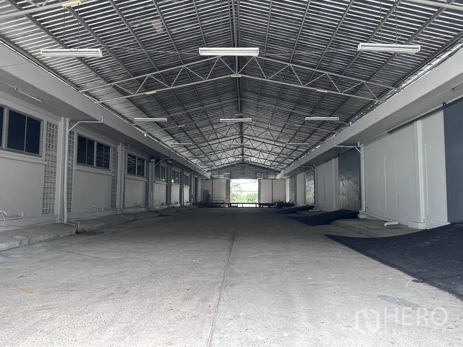 货栈 for rent in Mueang Samut Prakan, Samut Prakan - 覆盖式装卸走廊，钢结构屋顶，内设多道卷闸装卸门。