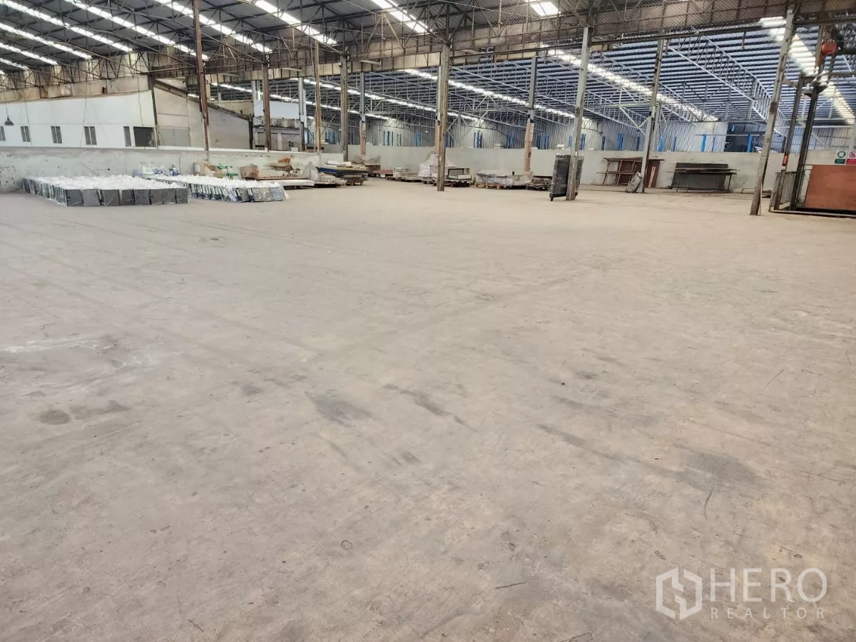 Factory for rent in Mueang Samut Sakhon, Samut Sakhon - Expansive open factory floor with steel beams and high clearance.