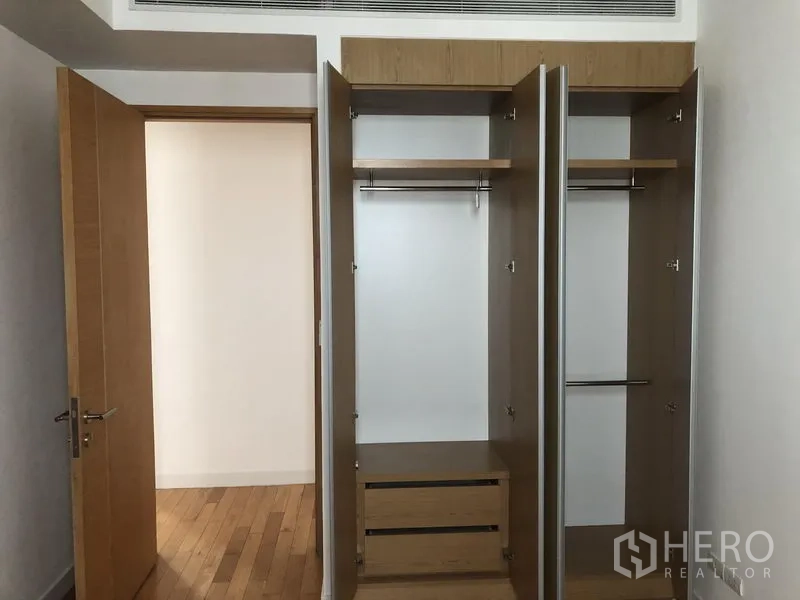 Condominium for rent in Khlong Toei, Bangkok - Built-in wardrobes with hanging rails, shelves and drawers in the bedroom.