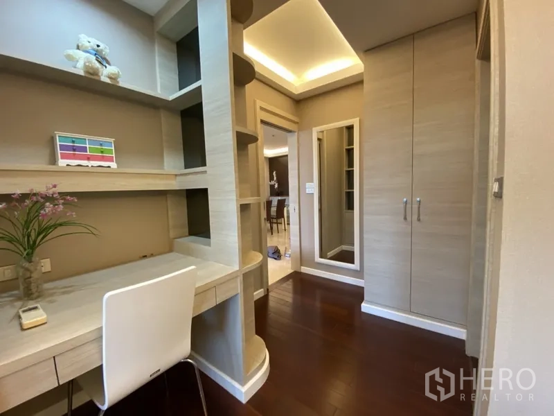 Condominium for rent in Bang Rak, Bangkok - Work-from-home corner featuring built-in desk, shelving and a fitted wardrobe.