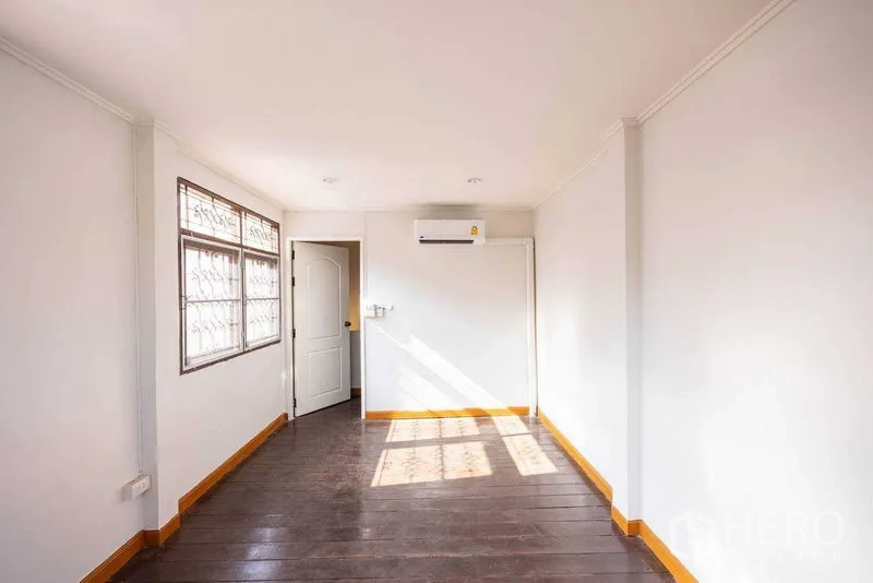 带办公室的家 出租在Watthana, Bangkok - 配空调的二层房间，木地板与充足采光，适合独立办公室。