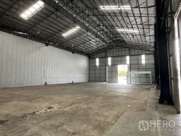 货栈 出租在Pak Kret, Nonthaburi - 开阔储存区，采光窗与宽门洞，旁有玻璃办公室。
