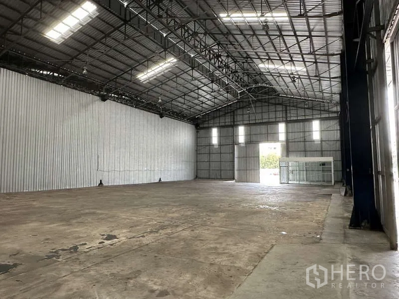 货栈 出租在Pak Kret, Nonthaburi - 开阔储存区，采光窗与宽门洞，旁有玻璃办公室。