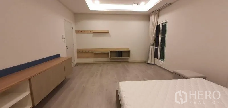 独立式住宅 出租 - 宽敞卧室，内置搁架与电视墙