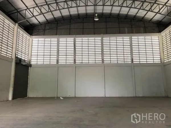 คลังสินค้า ให้เช่าหรือขายในLam Luk Ka, Pathum Thani - ภายในโกดังเพดานโค้งสูง โครงหลังคาเหล็กและช่องระบายอากาศบานเกล็ด