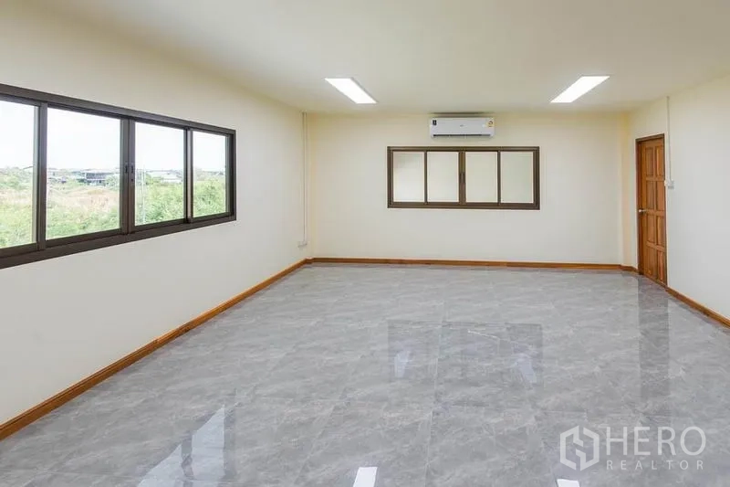 โรงงาน ขายในBang Sao Thong, Samut Prakan - ห้องออฟฟิศชั้นบน หน้าต่างกว้าง เครื่องปรับอากาศ และพื้นกระเบื้องสีเทา