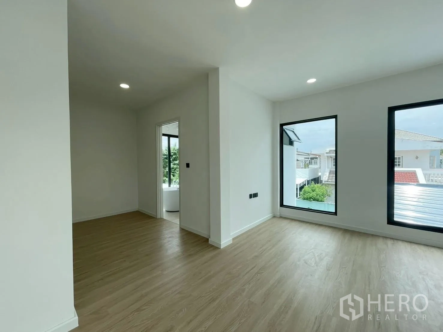 บ้านเดี่ยว for sale in Chatuchak, Bangkok - ห้องนอนชั้นบนพื้นไม้พร้อมหน้าต่างบานใหญ่ มีประตูเข้าสู่ห้องน้ำในตัว