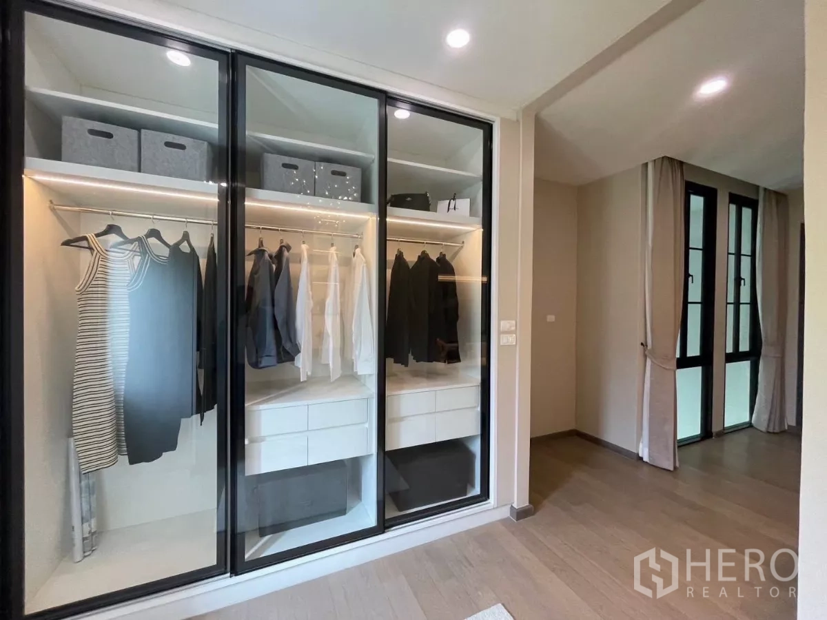 独立式住宅 出租在Lat Phrao, Bangkok - 步入式衣帽间，玻璃推拉门与内置收纳