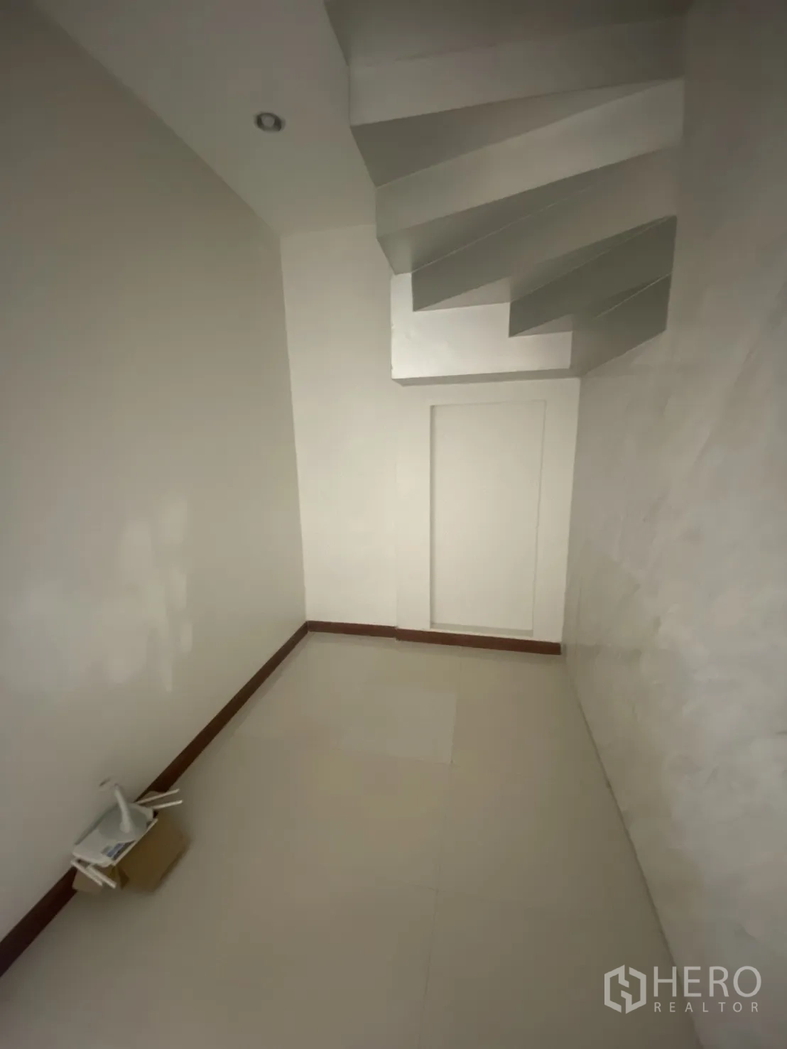 ตึกแถว for rent in Bang Rak, Bangkok - โถงเล็กใต้บันไดพื้นกระเบื้องและไฟฝังเพดาน