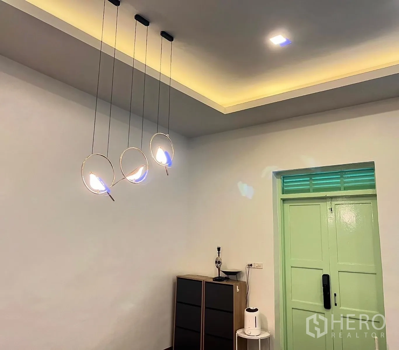 店屋 for rent in Bang Rak, Bangkok - 现代吊灯与薄荷绿色室内门。