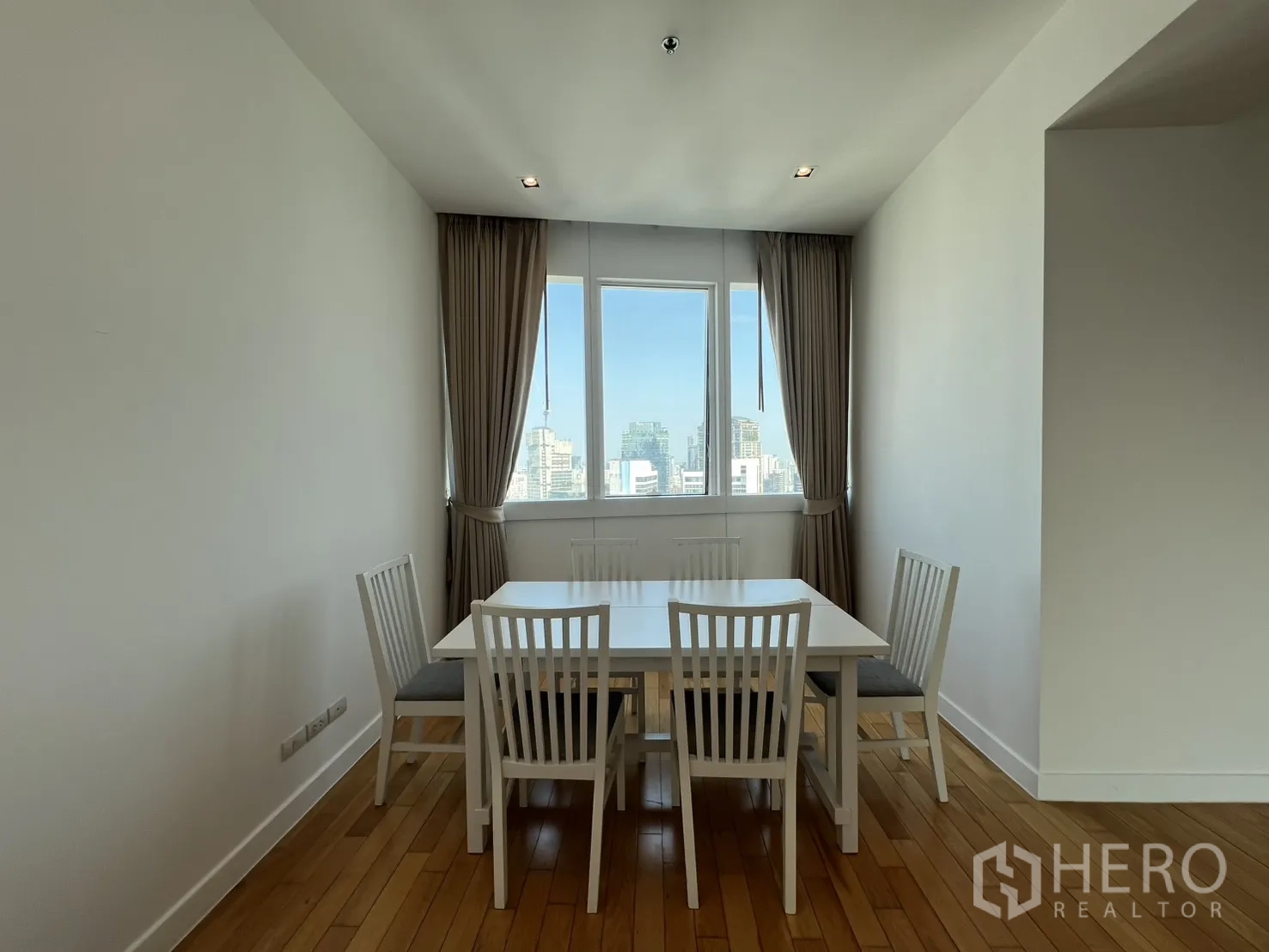 คอนโด for sale in Khlong Toei, Bangkok - มุมรับประทานอาหาร โต๊ะสี่ที่นั่งข้างหน้าต่างเห็นวิวสกายไลน์กรุงเทพฯ