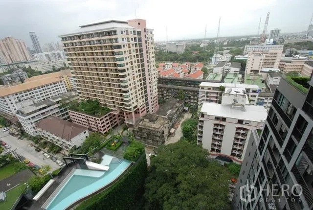公寓 出租在Sathon, Bangkok - 高楼城市景观，俯瞰沙吞区泳池与周边楼宇。