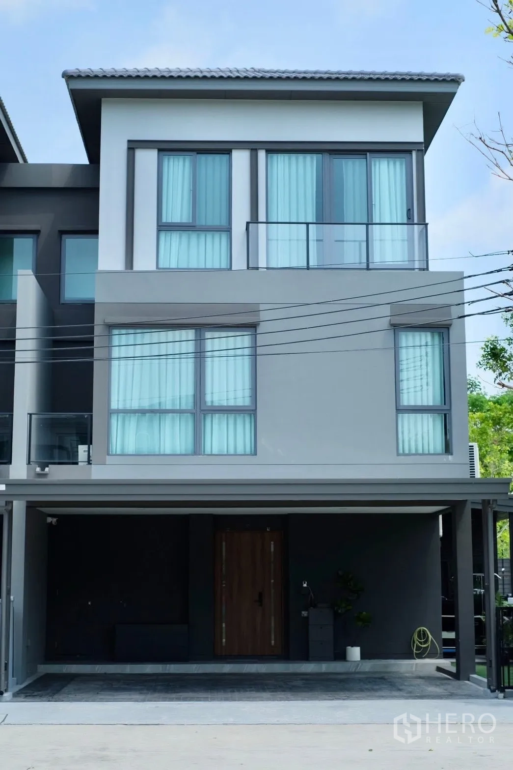 半独立式住宅 for sale in Prawet, Bangkok - 三层半独立住宅正立面，宽敞有顶车位。