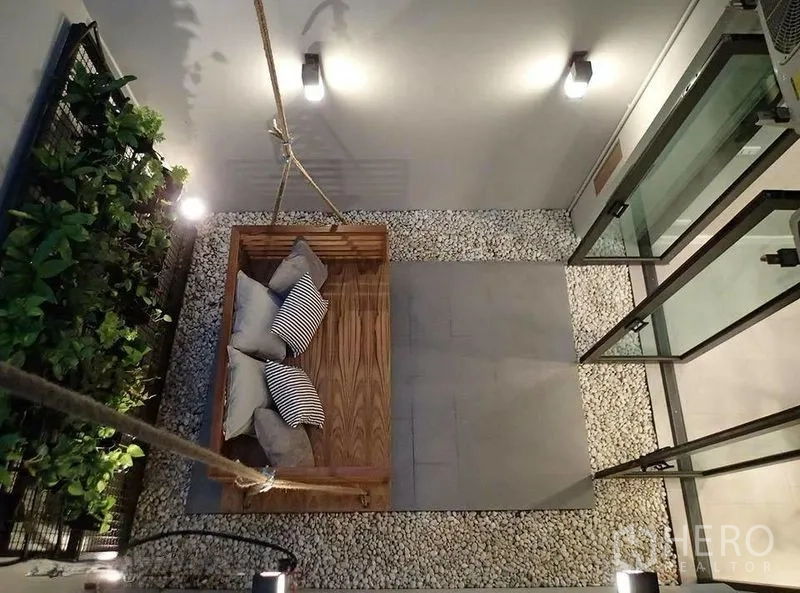 ทาวน์เฮาส์ for rent in Watthana, Bangkok - คอร์ทยาร์ดภายในบ้านพร้อมชิงช้าไม้ พื้นโรยหิน และสวนแนวตั้ง
