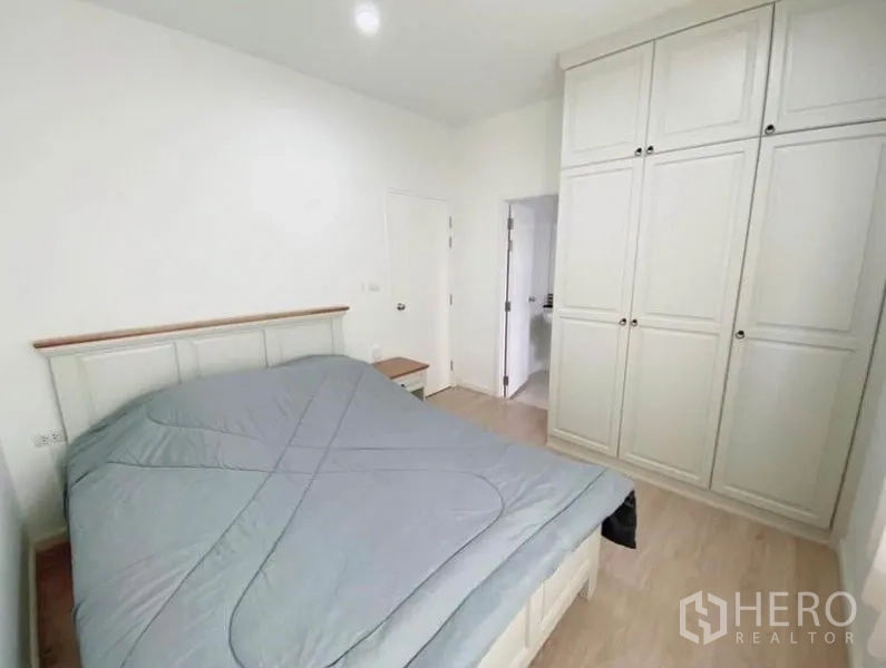 联排别墅 出租在Prawet, Bangkok - 次卧配双人床、通顶衣柜，并有通往卫生间的门。