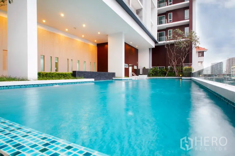 คอนโด ให้เช่าในWatthana, Bangkok - สระว่ายน้ำกลางแจ้งของคอนโดพร้อมวิวเมือง ขนาบอาคารสมัยใหม่