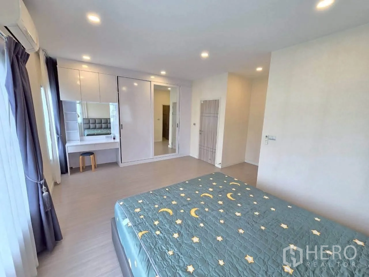 独栋房屋 for rent or sale in Lat Krabang, Bangkok - 宽敞卧室，内置白色衣柜与梳妆台。