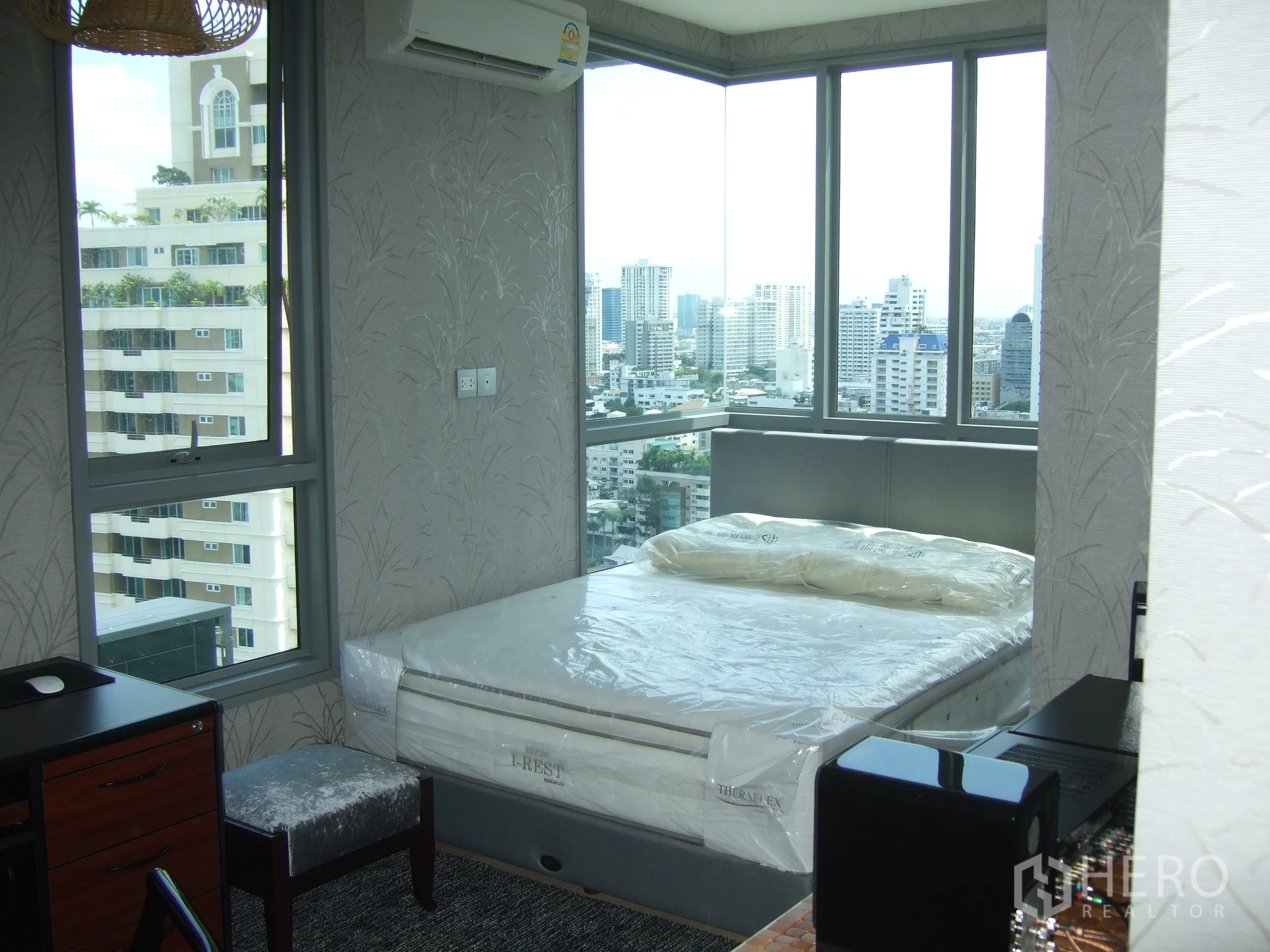 คอนโด ให้เช่าหรือขายในWatthana, Bangkok - ห้องนอนมุมกระจกสูงรอบด้าน มองเห็นวิวสกายไลน์กรุงเทพฯ กว้างไกล