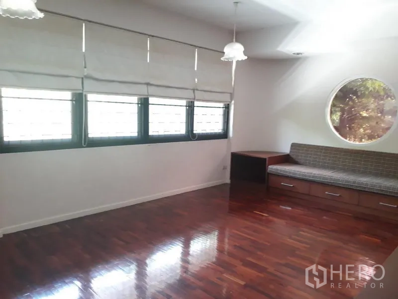 独立式住宅 出租在Watthana, Bangkok - 起居角，横向窗与圆窗，带抽屉的内置长椅，木地板