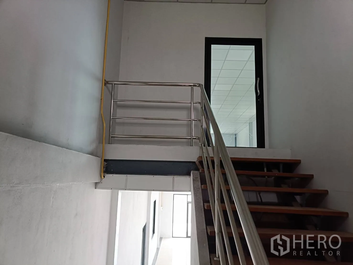 工厂 出租在Lam Luk Ka, Pathum Thani - 不锈钢扶手楼梯，通往二楼玻璃门办公室。