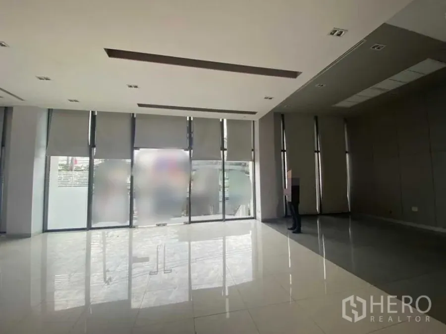 Retail Space for rent in Pathum Wan, Bangkok - Bright open-plan retail space with floor-to-ceiling windows, roller blinds, glossy tile floors, and recessed ceiling lights.
