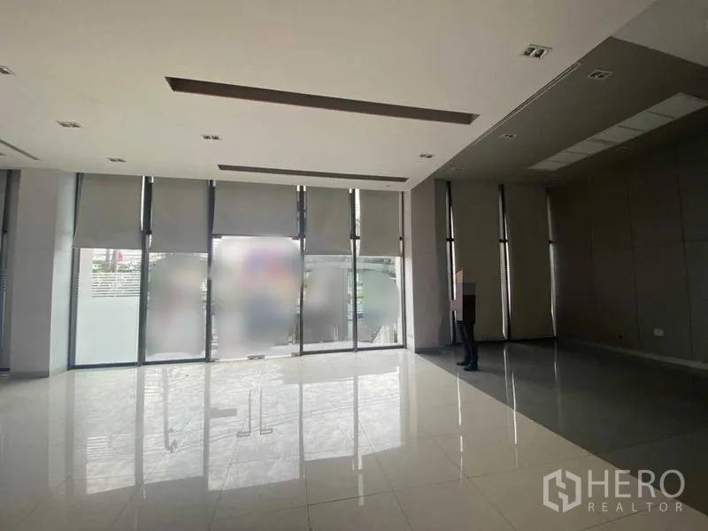 Retail Space for rent in Pathum Wan, Bangkok - Bright open-plan retail space with floor-to-ceiling windows, roller blinds, glossy tile floors, and recessed ceiling lights.