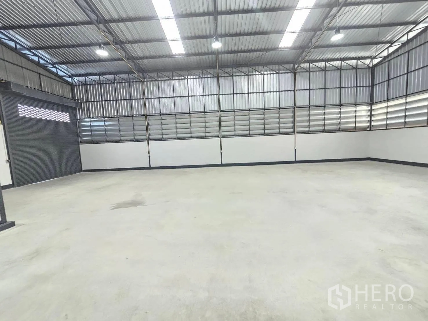 货栈 出租在Lam Luk Ka, Pathum Thani - 室内一角的卷闸门及墙装电控箱。