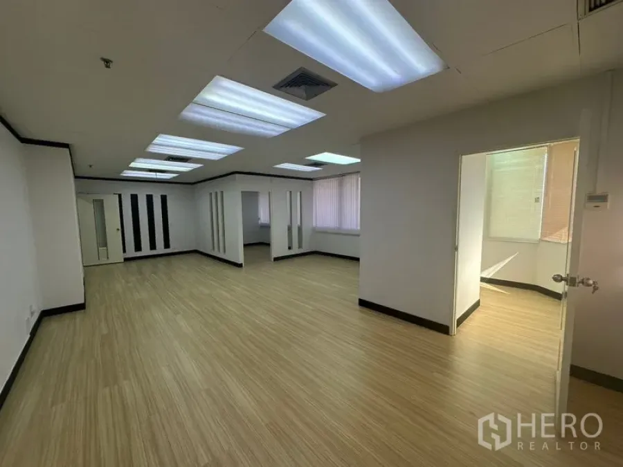 办公空间 出租在Yan Nawa, Bangkok - 宽敞开放式办公区，明亮灯板、乙烯基地面，连通私密房间