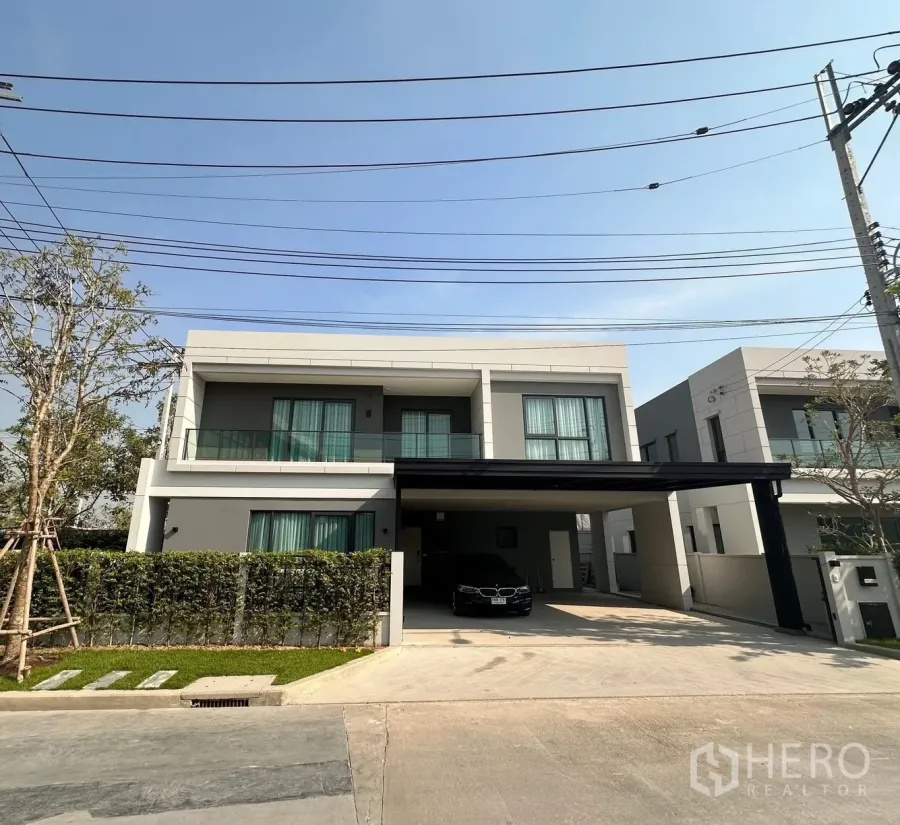 独立式住宅 出租在Bang Phli, Samut Prakan - 现代两层独栋住宅，带有覆盖车棚和绿篱围栏，位于邦披里。