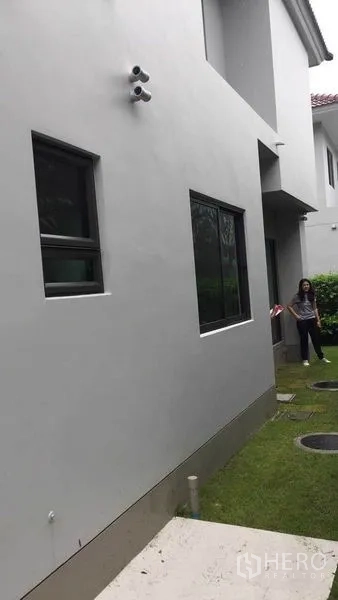 独立式住宅 出售在Pak Kret, Nonthaburi - 洁白外立面与窗户，临小草坪