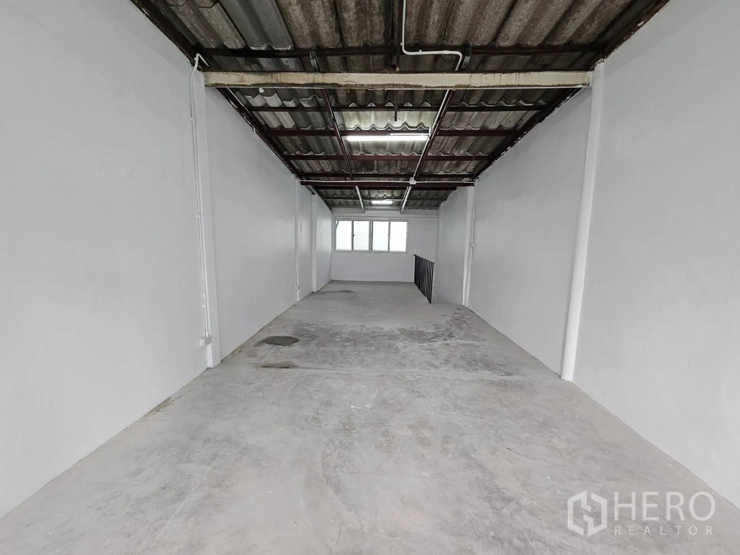 Home Office for rent in Khlong Toei, Bangkok - Top floor room with corrugated ceiling, long layout and end window.