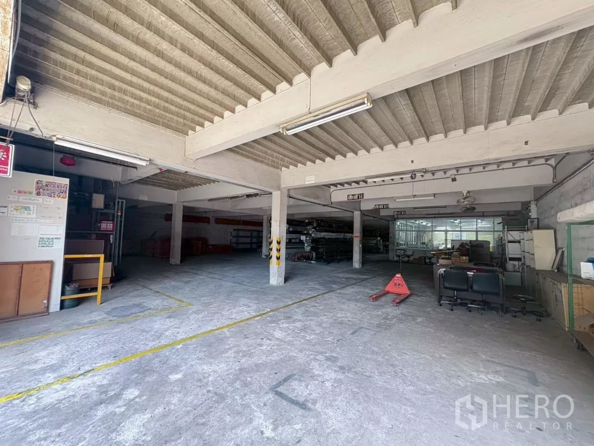 工厂 出租或出售在Bang Khun Thian, Bangkok - 开放的仓储打包区，带地牛与办公角落。