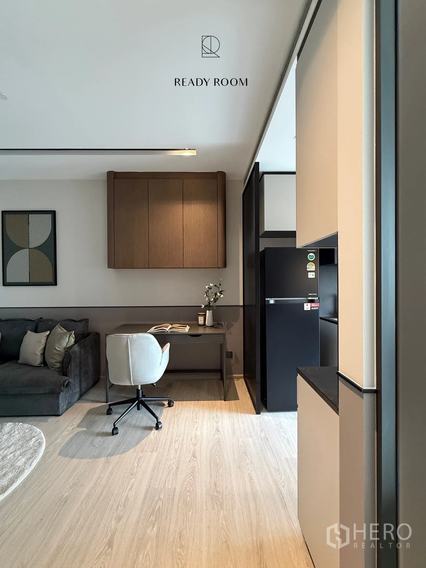คอนโด for rent in Khlong Toei, Bangkok - โซฟา มุมทำงาน และตู้เย็น ในบรรยากาศคอนโดสมัยใหม่.