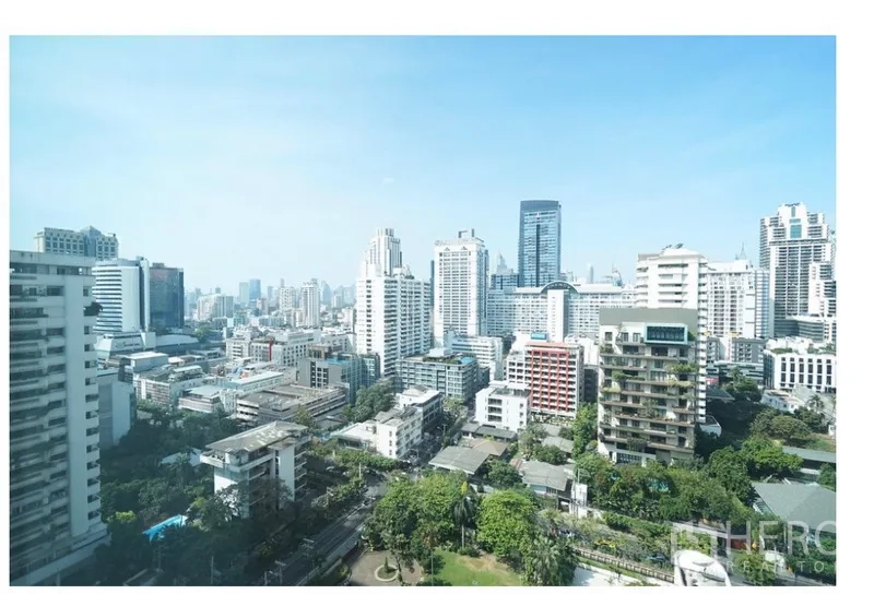 公寓 出租在Watthana, Bangkok - 高楼层城市天际线景观，俯瞰阿索克–素坤逸片区与绿地。