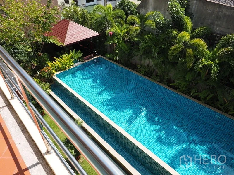 带办公室的家 出售在Phra Khanong, Bangkok - 俯瞰长方形泳道池，周围是棕榈与凉亭。