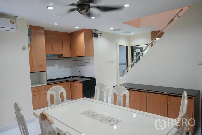 สำนักงานที่บ้าน ให้เช่า - ส่วนทานข้าวติดครัวบิวท์อินไม้ และบันไดราวสแตนเลส