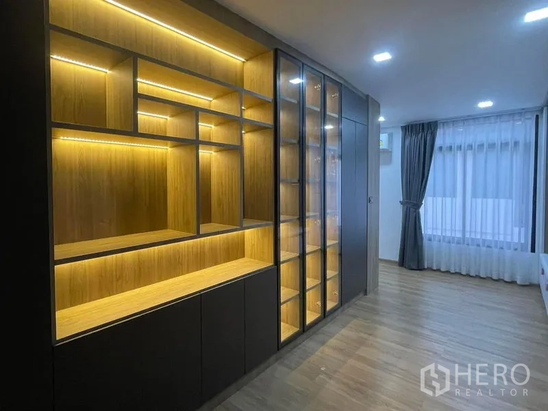 独立式住宅 出租在Bang Phli, Samut Prakan - 卧室内置发光展示柜与收纳柜