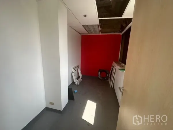 办公空间 出租在Khlong Toei, Bangkok - 紧凑房间配红色特色墙与采光，适合作会议室或主管室。